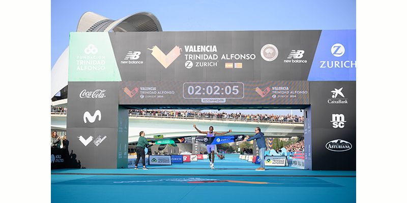 En este momento estás viendo Sabastian Sawe logra la mejor marca del año (2:02:05) en el Maratón Valencia más emotivo.