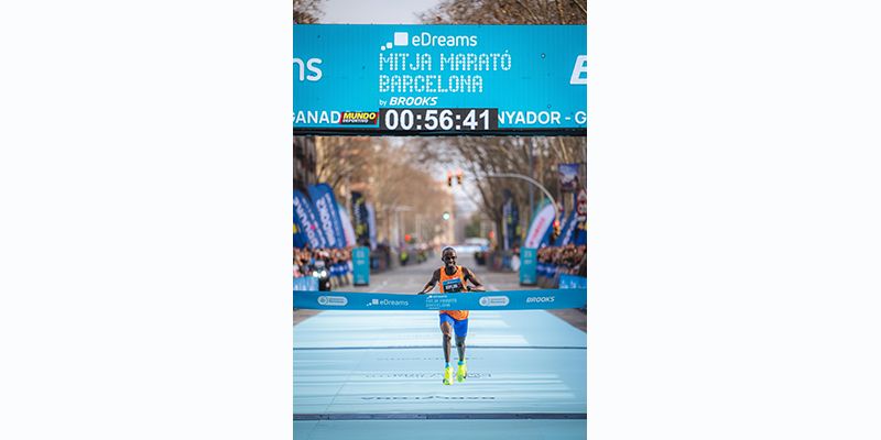 En este momento estás viendo Jacob Kiplimo establece nuevo récord del mundo de media maratón en la eDreams Mitja Marató Barcelona by Brooks 2025.