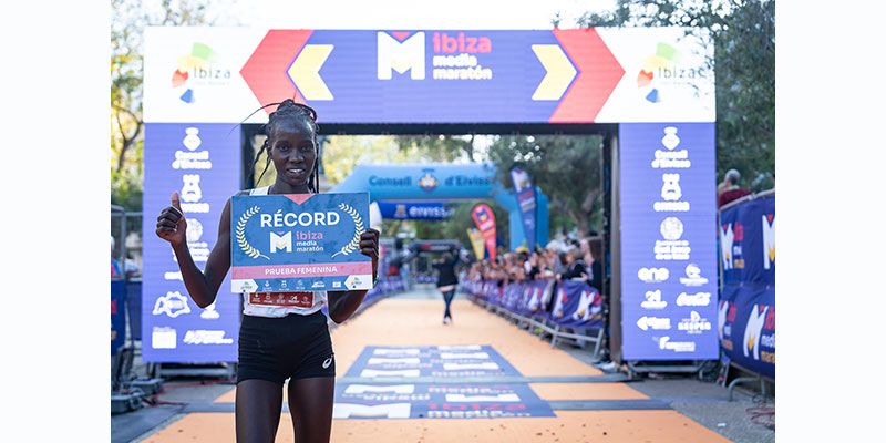 En este momento estás viendo Récords en la Ibiza Media Maratón 2025 en un recorrido rápido y disputado