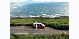 Lee más sobre el artículo LA LIBERTAD DE VIAJAR COMO QUIERAS: DESCUBRE LAS VENTAJAS DE UNAS VACACIONES EN AUTOCARAVANA CON ROADSURFER