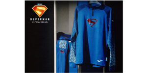 Lee más sobre el artículo Warner Bros. Discovery Global Consumer Products y Joma unen fuerzas para lanzar una línea deportiva inspirada en Superman