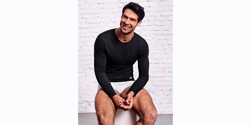 En este momento estás viendo Abanderado, la icónica firma española de ropa interior, aborda un ambicioso plan de renovación y estrena campaña junto al modelo y actor.