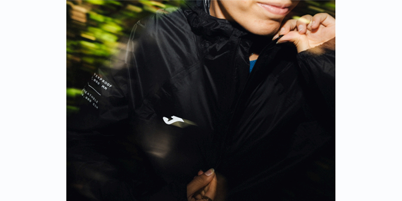 Lee más sobre el artículo Chubasquero Joma R-Trail Nature: máxima protección y transpirabilidad para el trail running.