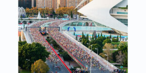 Lee más sobre el artículo Jepkosgei (2:14:00) logra la mejor marca mundial del año para el Maratón Valencia