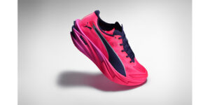 Lee más sobre el artículo PUMA PRESENTA LAS DEVIATE NITRO™ ELITE HYROX, LAS PRIMERAS DE SU TIPO, QUE MARCAN UNA NUEVA ERA EN EL CALZADO HÍBRIDO PARA COMPETIR.