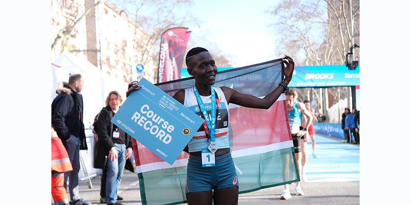 En este momento estás viendo Los etíopes Hagos Gebrhiwet (58:05) y Laice Chemnung (1:04:00) ganan una Hyundai Mitja Marató by Brooks marcada por el récord de participación.