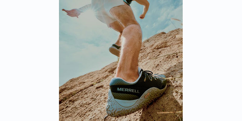 En este momento estás viendo MERRELL ELEVA EL BAREFOOT CON SUS NUEVOS ICONOS: TRAIL GLOVE 8 Y VAPOR GLOVE 7