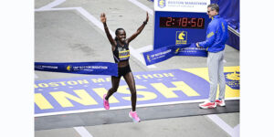 Lee más sobre el artículo SHARON LOKEDI HACE HISTORIA DEFENFIENDO SU TÍTULO EN EL MARATÓN DE BOSTON.