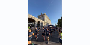 Lee más sobre el artículo Madrid corre con la Guardia Real: 3.500 participantes convierten el centro histórico en una gran fiesta del deporte.