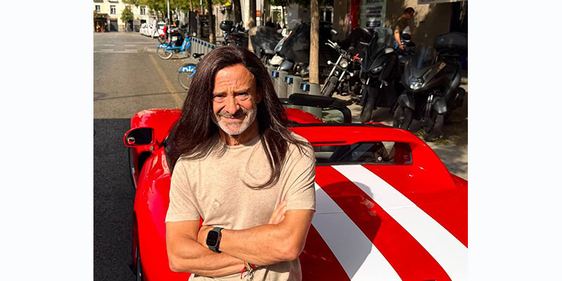 ANTONIO LOBATO REAPARECE CON UNA VOLUMINOSA MELENA Y DESATA ESPECULACIONES SOBRE SU NUEVO LOOK.